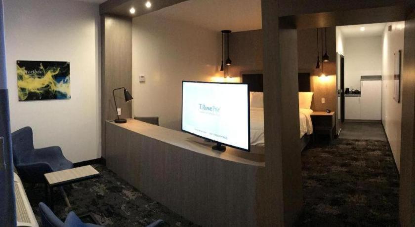 Hotel Bella Jersey Village Екстериор снимка